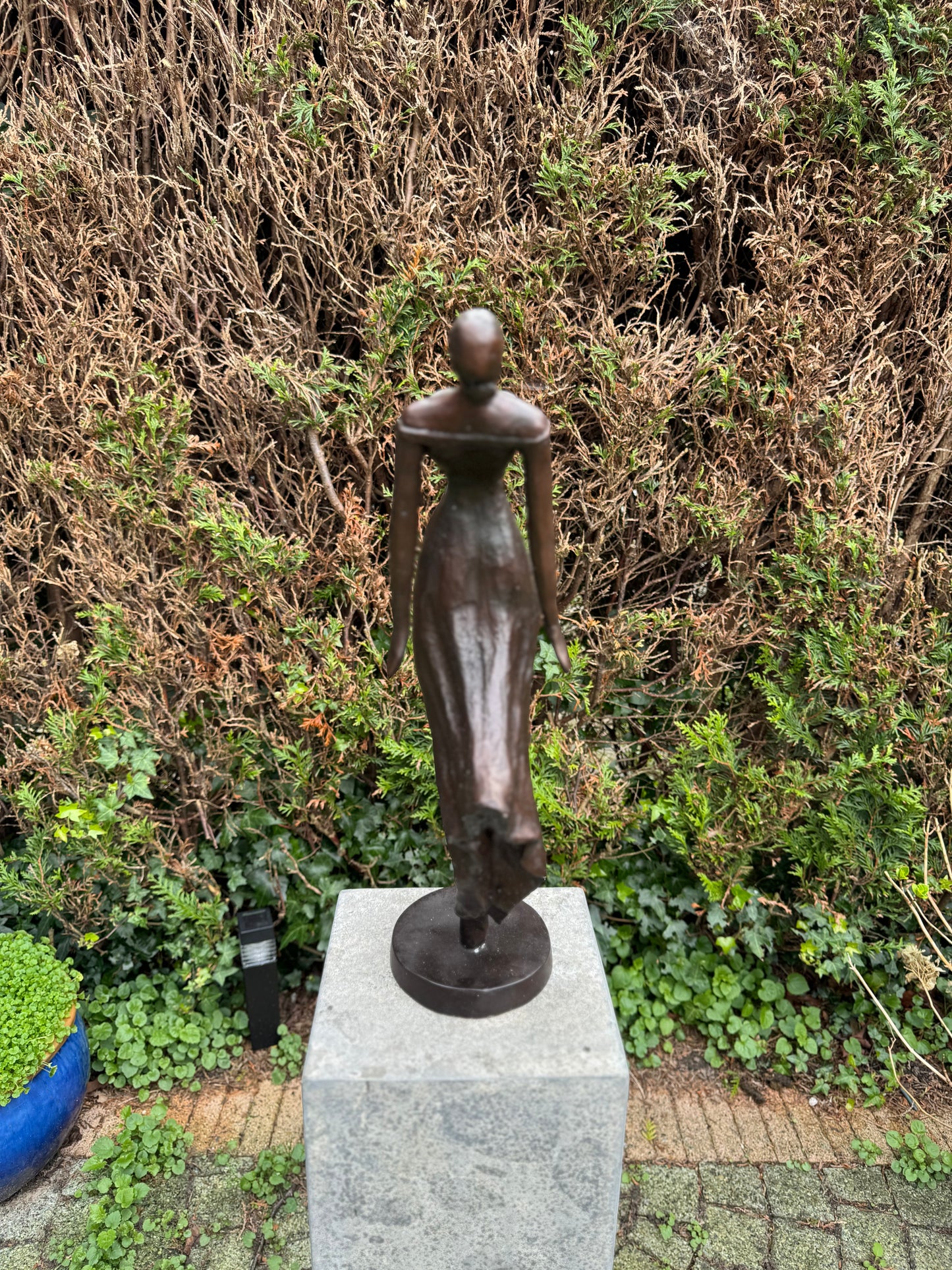 Graceful Woman in Motion – Bronze Sculpture. 27x14x57cm - 4.5Kg