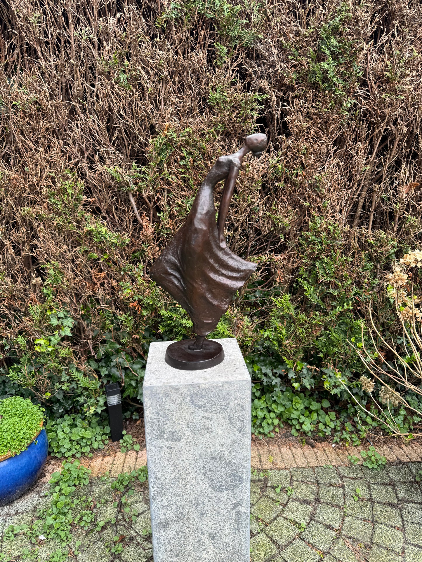 Graceful Woman in Motion – Bronze Sculpture. 27x14x57cm - 4.5Kg