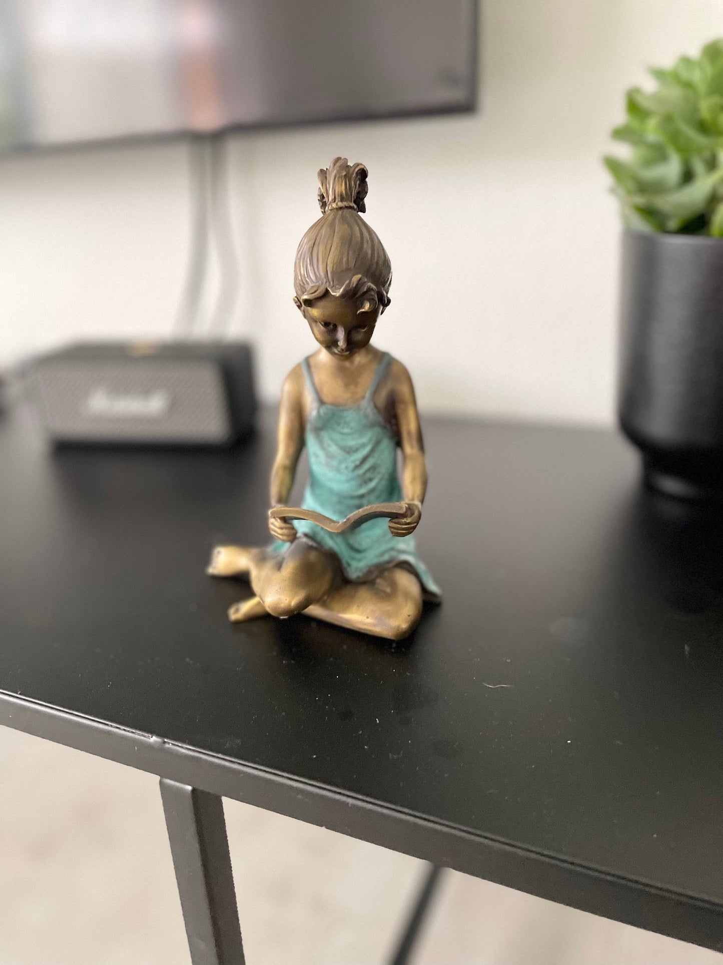 Reading Moment – Bronze Sculpture. 10x10x18cm - 1Kg