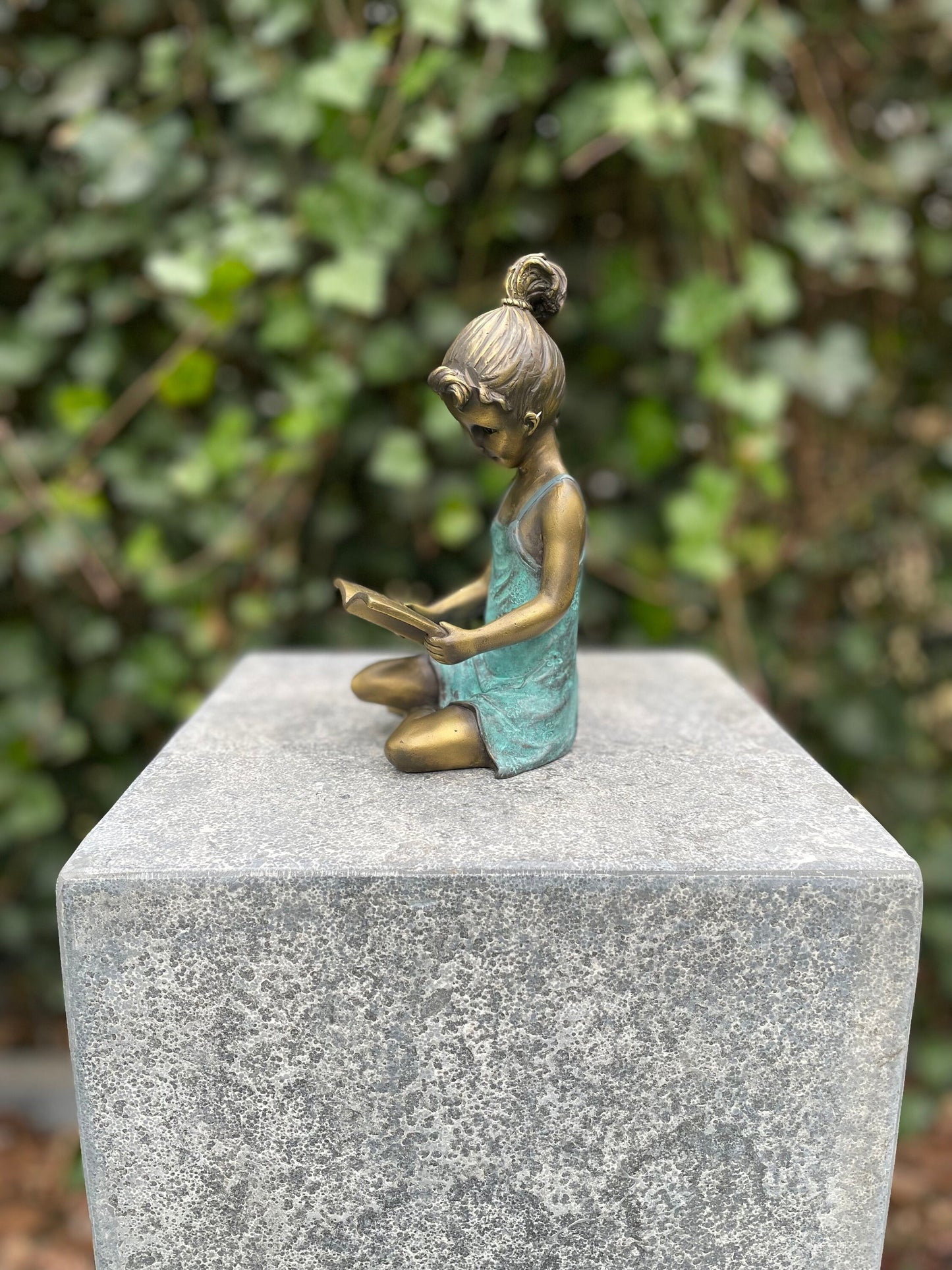 Reading Moment – Bronze Sculpture. 10x10x18cm - 1Kg