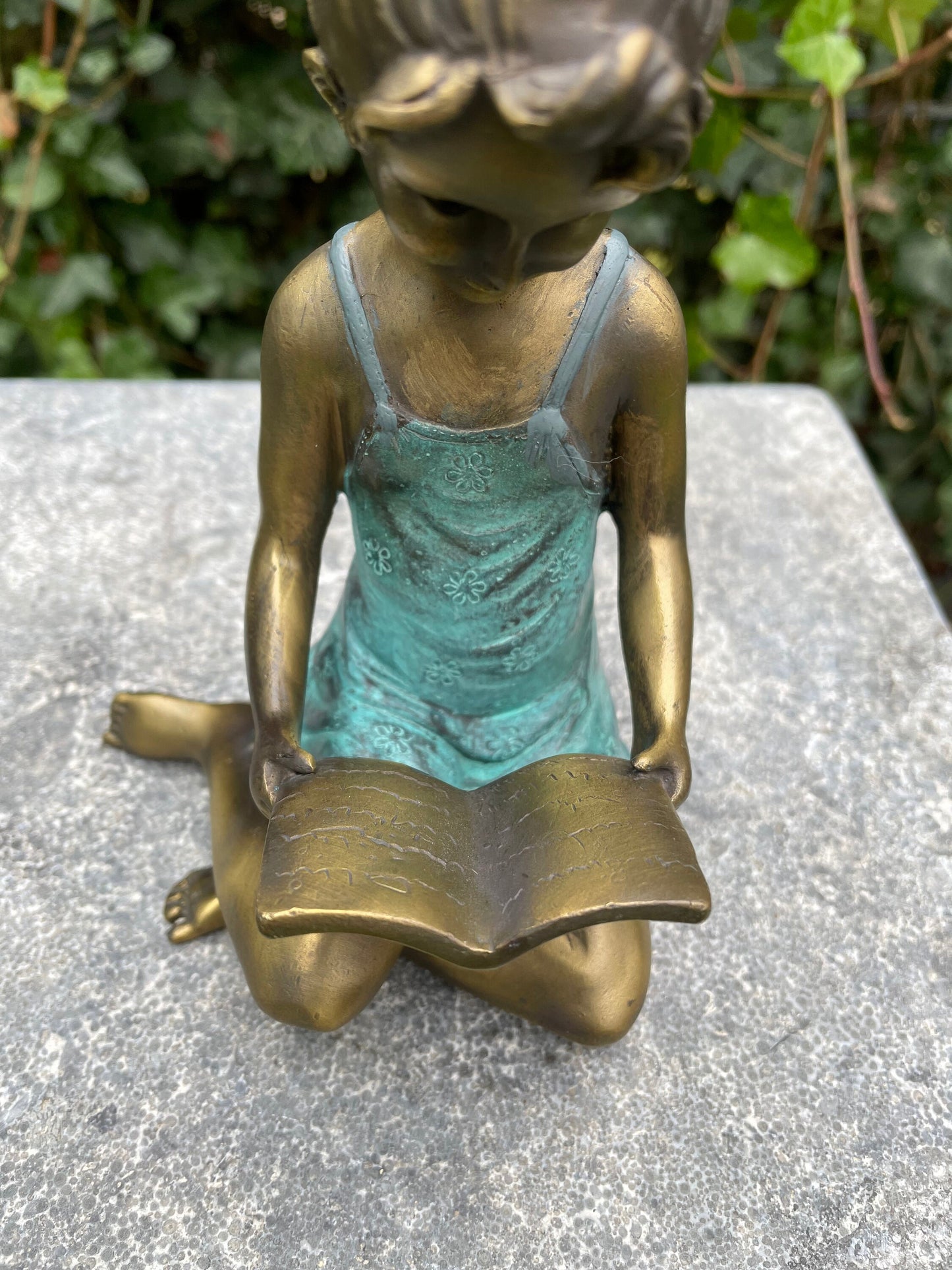 Reading Moment – Bronze Sculpture. 10x10x18cm - 1Kg