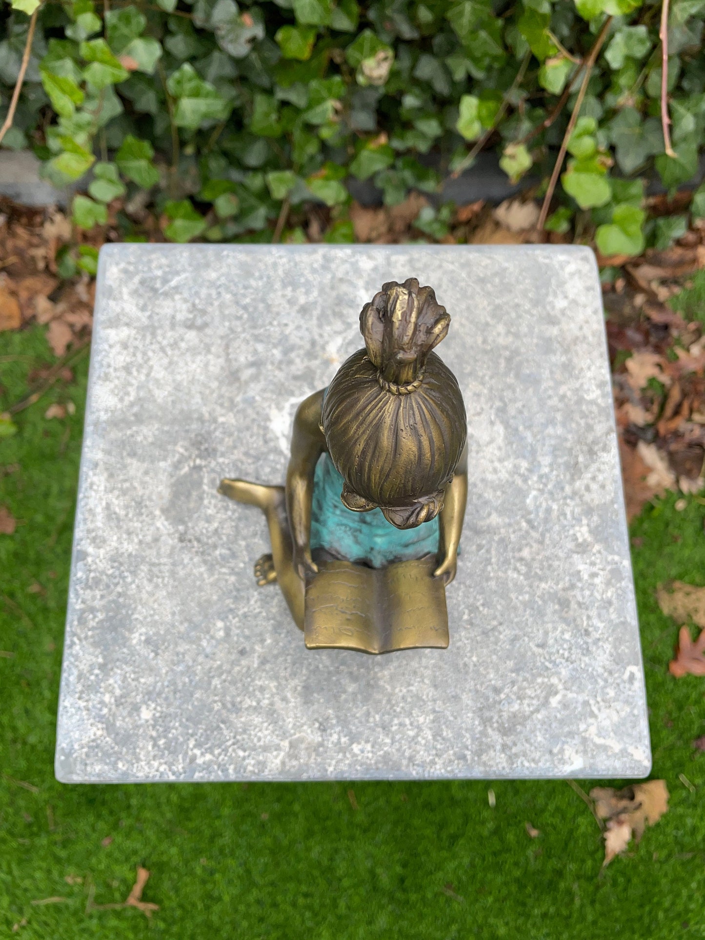 Reading Moment – Bronze Sculpture. 10x10x18cm - 1Kg