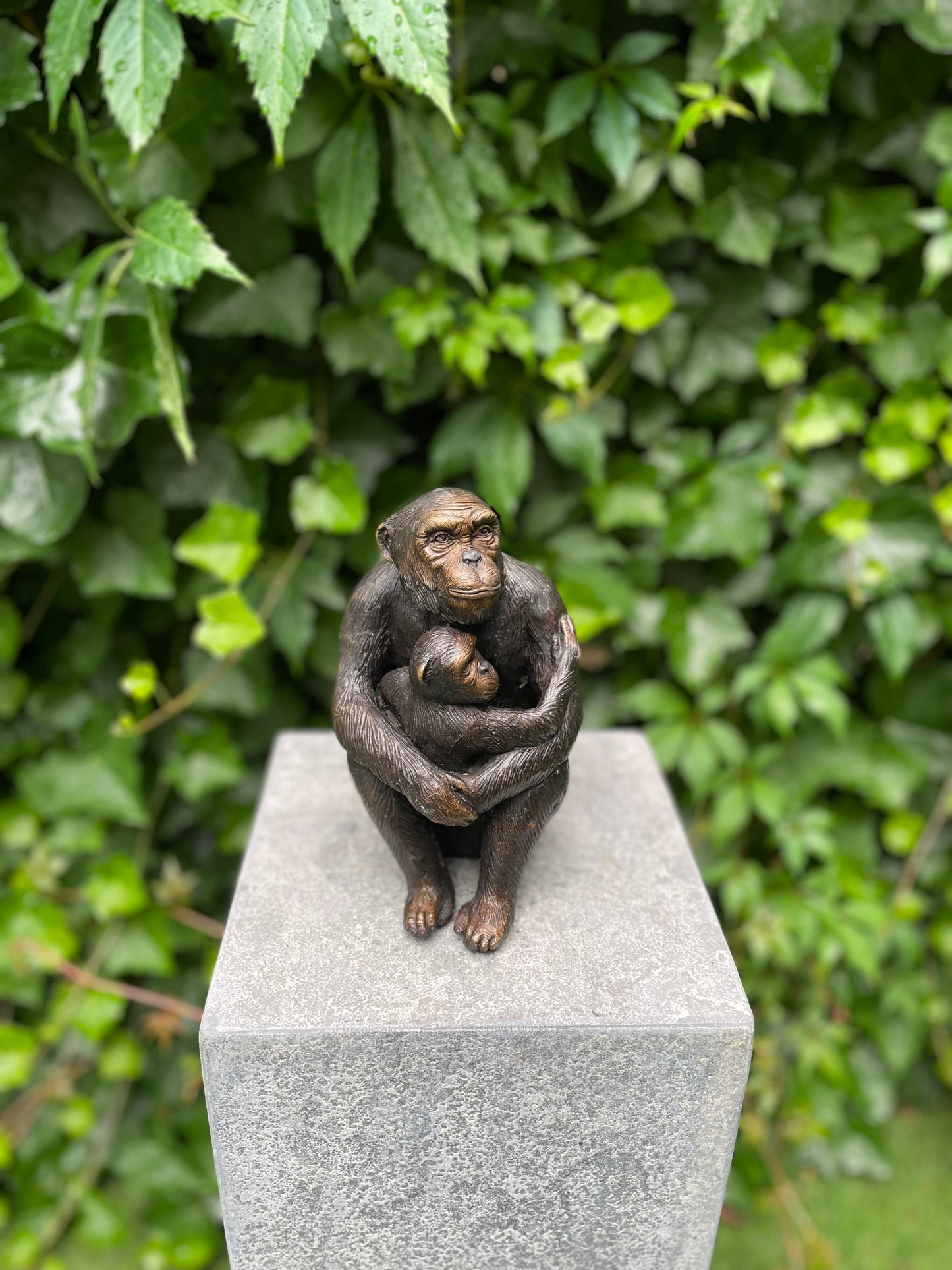 Bronzen aap met baby - chimpansee - 17x8x9cm