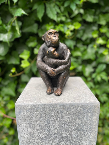 Bronzen aap met baby - chimpansee - 17x8x9cm