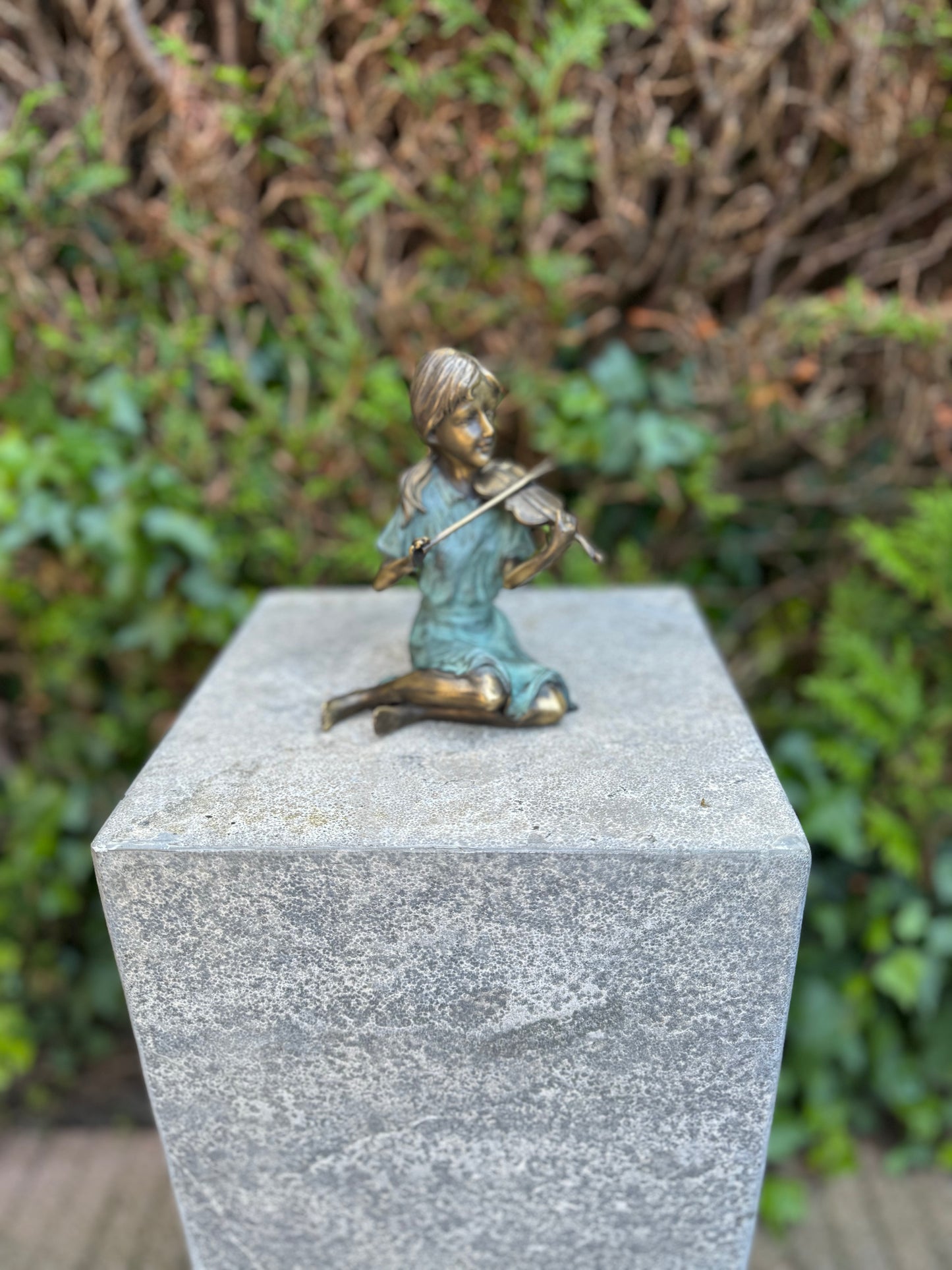 Bronze girl with violin - violinist