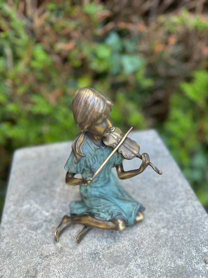 Bronze girl with violin - violinist