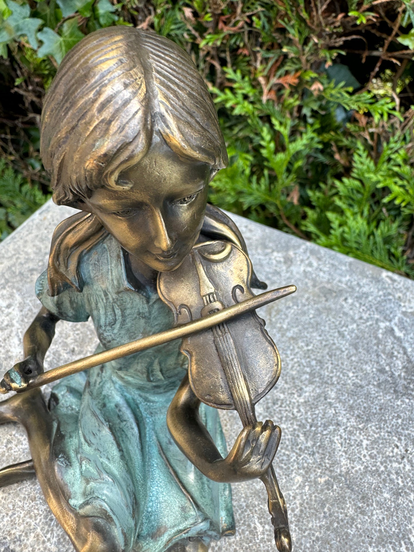 Bronze girl with violin - violinist