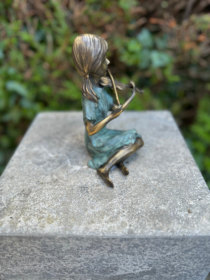 Bronze girl with violin - violinist