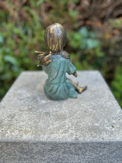 Bronze girl with violin - violinist