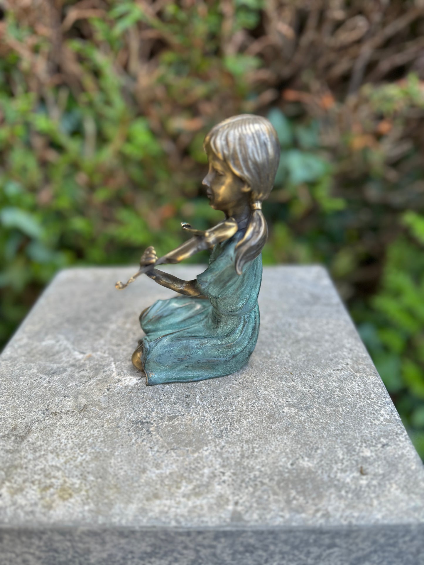 Bronze girl with violin - violinist