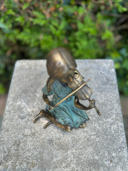 Bronze girl with violin - violinist