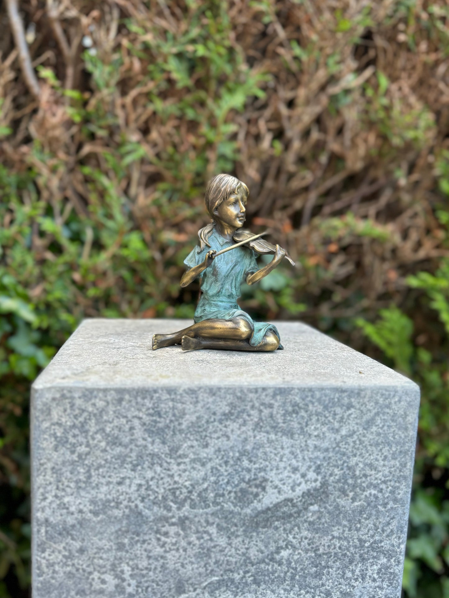 Bronze girl with violin - violinist