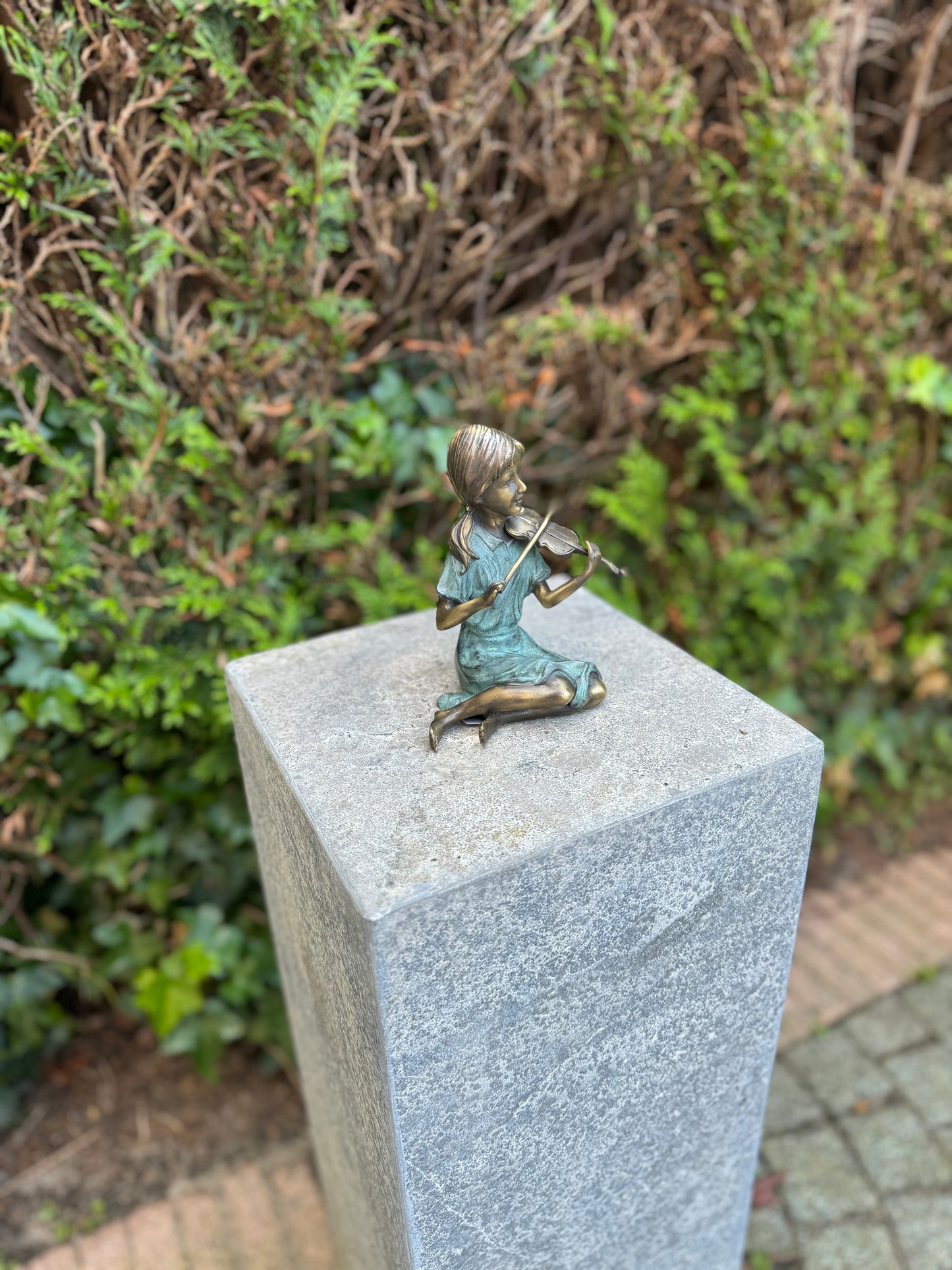 Bronze girl with violin - violinist