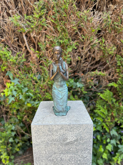 Girl praying in green bronze - 31x10x16cm