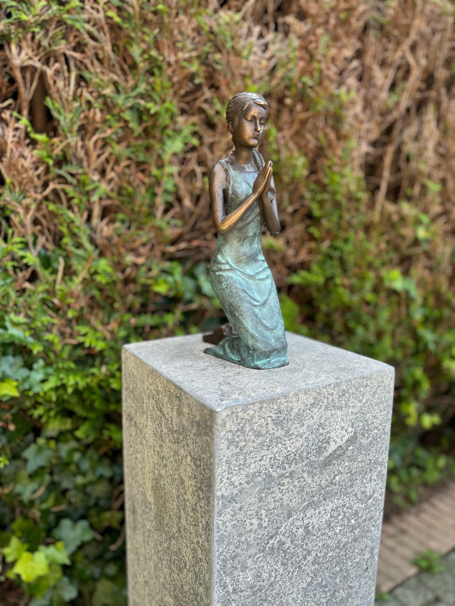 Girl praying in green bronze - 31x10x16cm