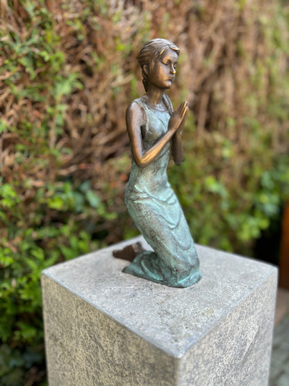 Girl praying in green bronze - 31x10x16cm