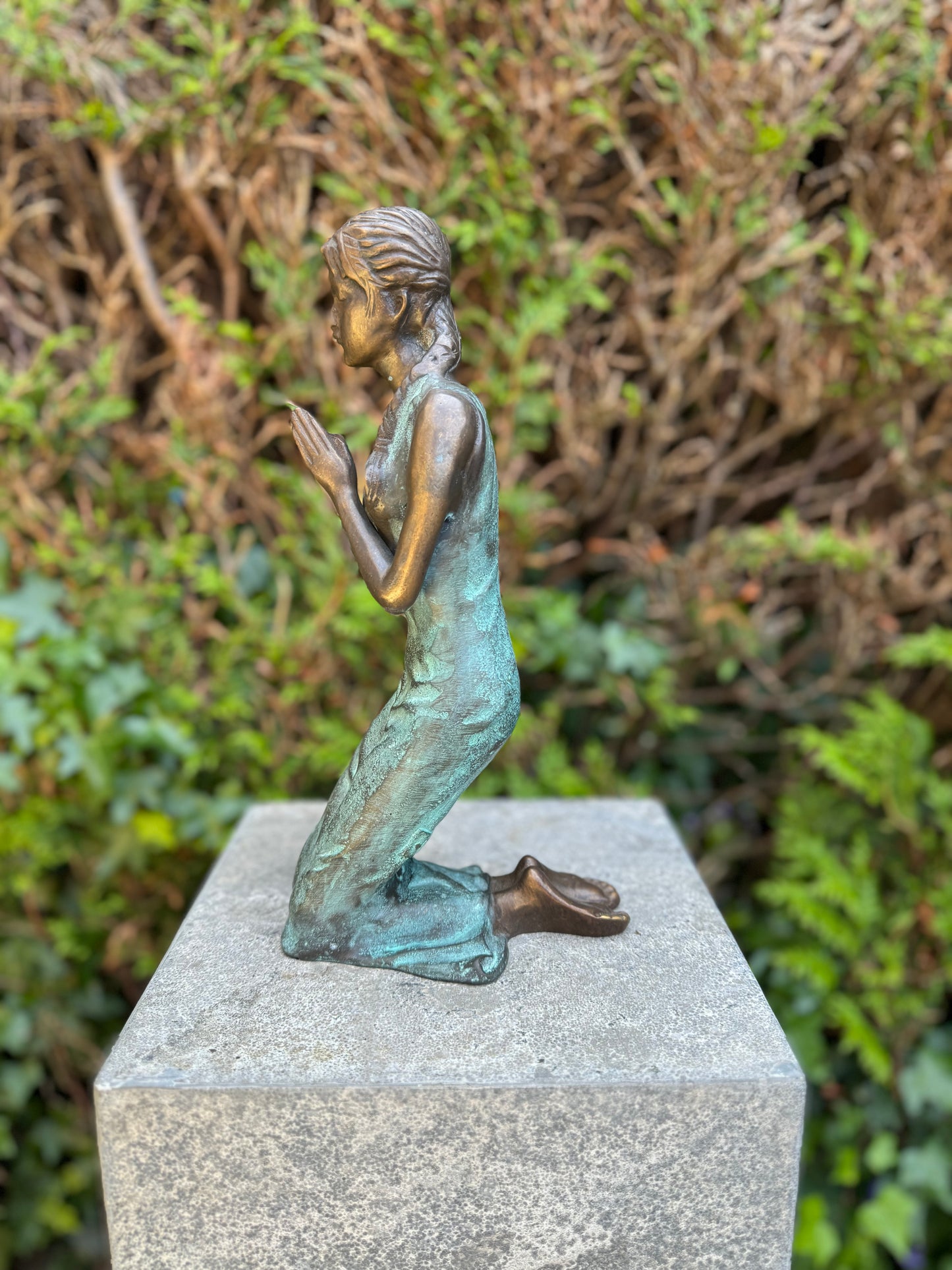 Girl praying in green bronze - 31x10x16cm