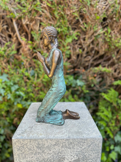 Menina rezando em bronzen verde - 31x10x16cm