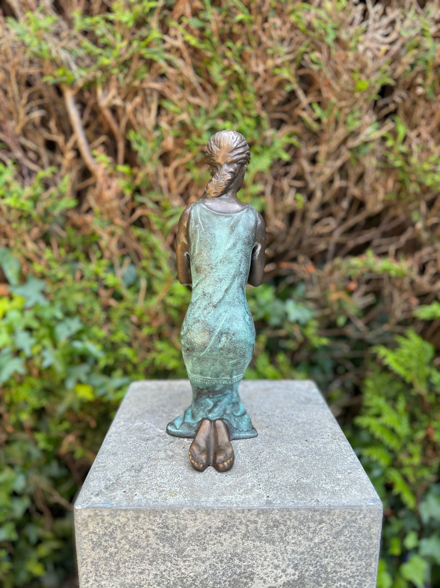 Girl praying in green bronze - 31x10x16cm