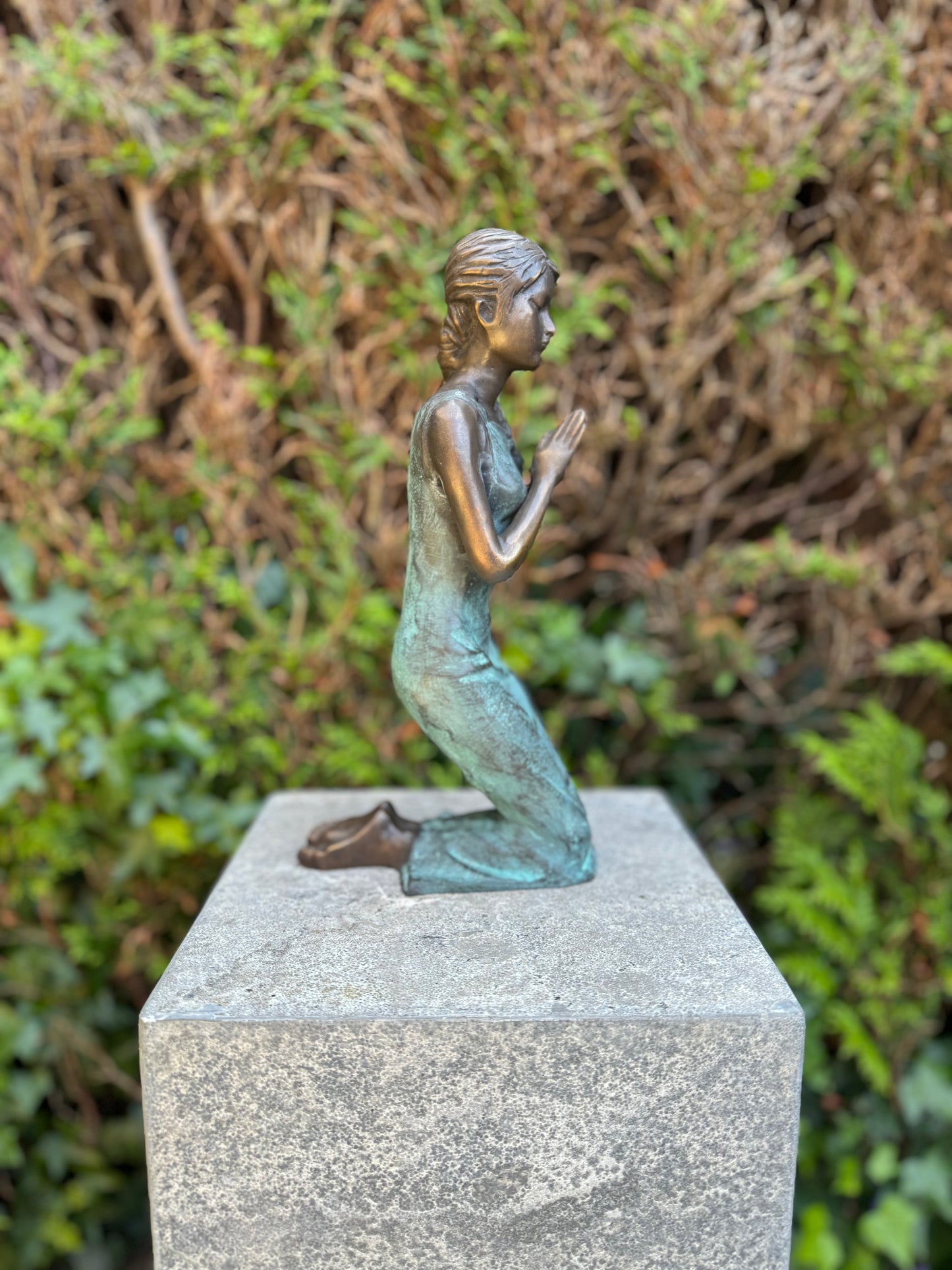 Girl praying in green bronze - 31x10x16cm