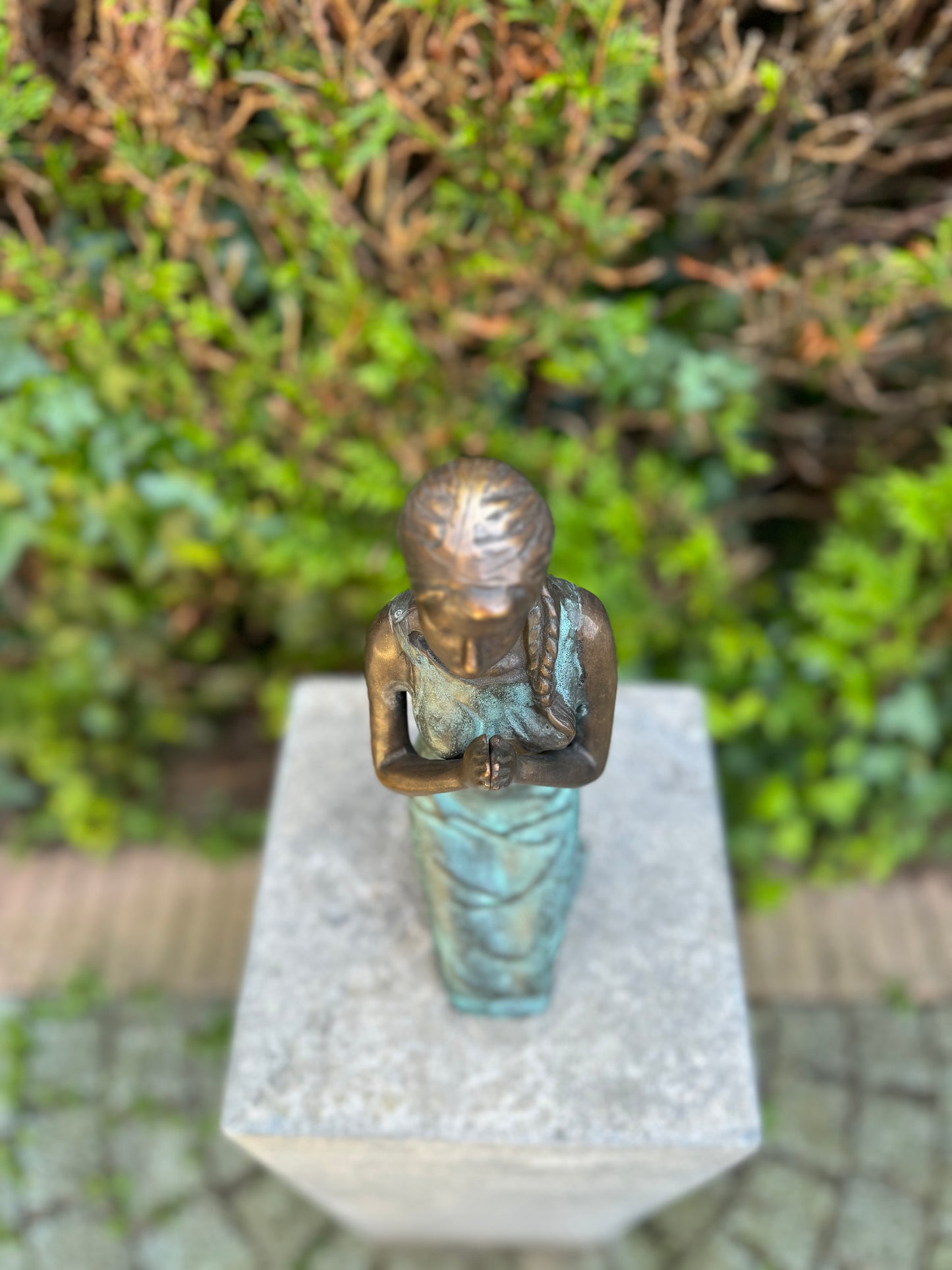 Girl praying in green bronze - 31x10x16cm