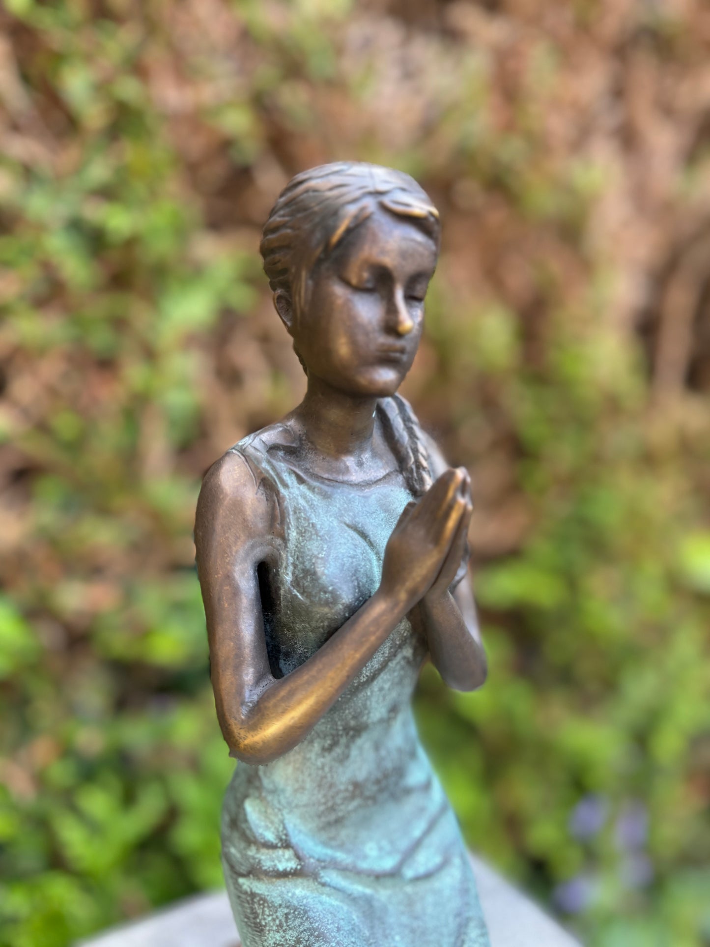 Girl praying in green bronze - 31x10x16cm