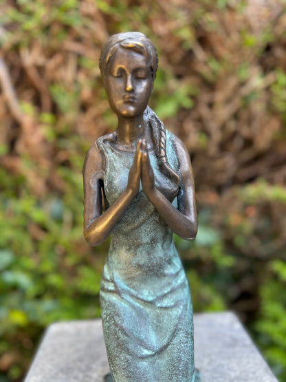 Girl praying in green bronze - 31x10x16cm