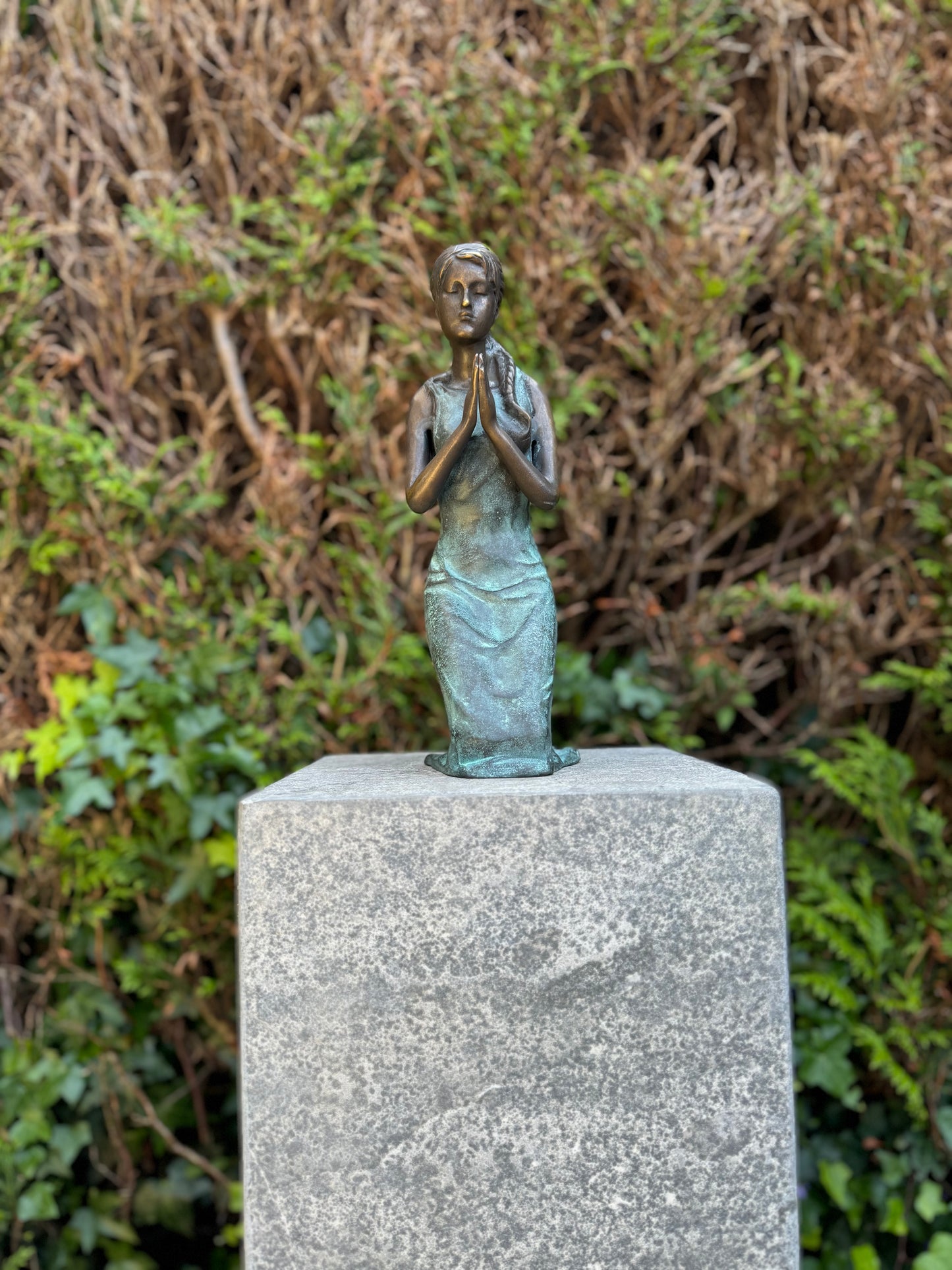 Girl praying in green bronze - 31x10x16cm