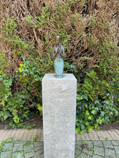 Girl praying in green bronze - 31x10x16cm