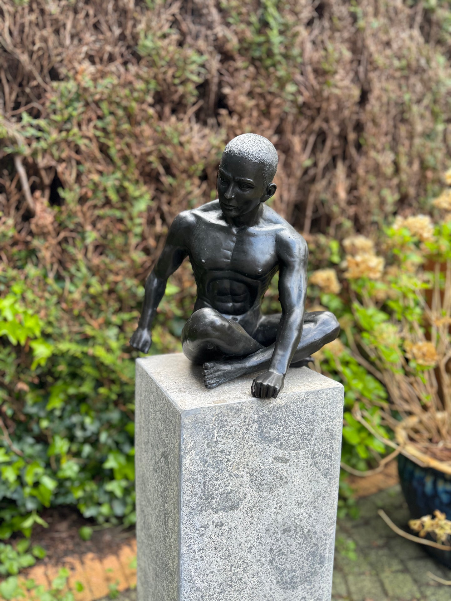 Homem nu sentado em bronze - Interior - Estátua de jardim - 35x25x36cm