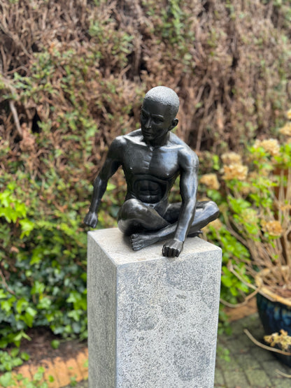 Naked man sitting in bronze - Interior - Garden statue - 35x25x36cm