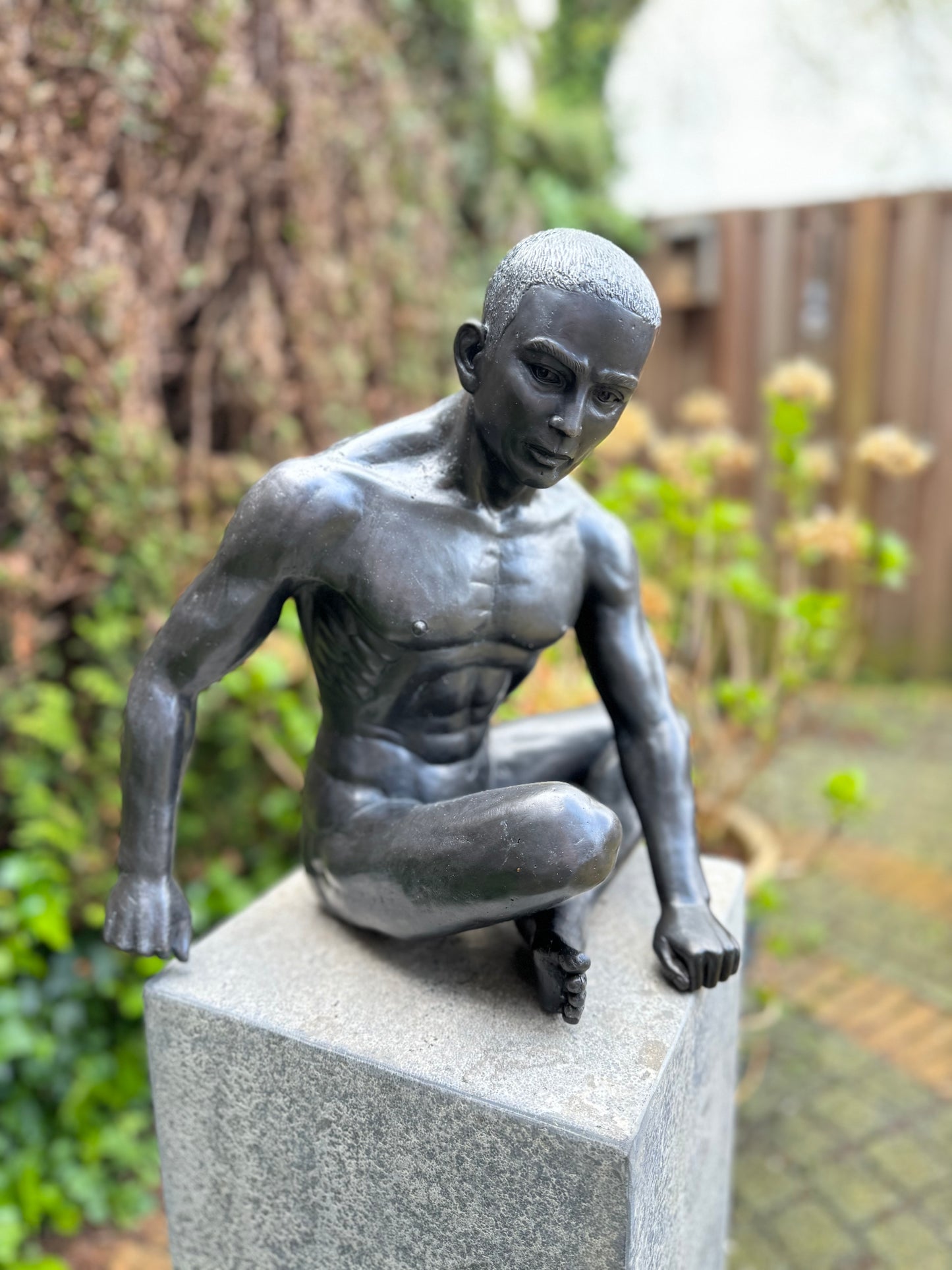 Naked man sitting in bronze - Interior - Garden statue - 35x25x36cm