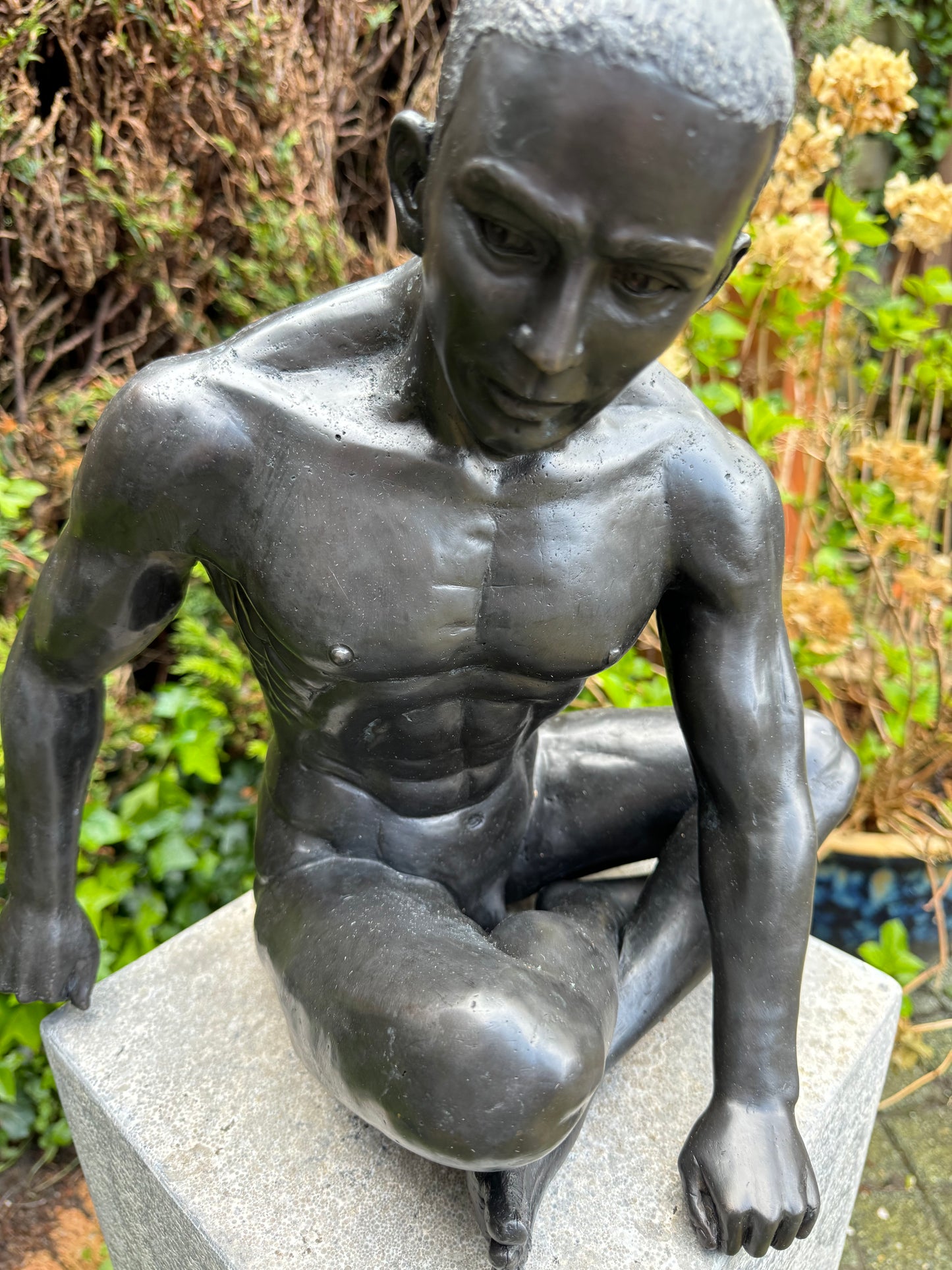 Naked man sitting in bronze - Interior - Garden statue - 35x25x36cm