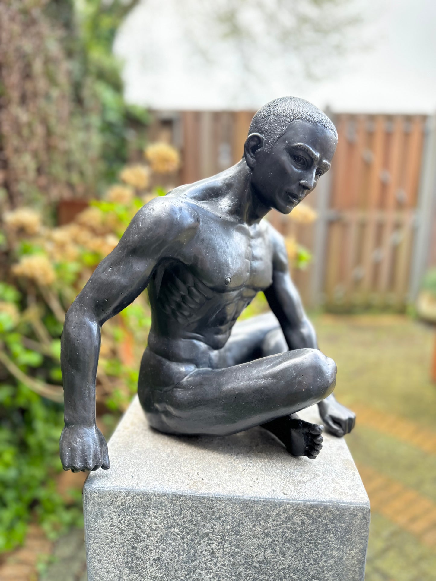 Naked man sitting in bronze - Interior - Garden statue - 35x25x36cm