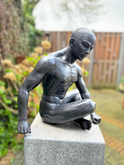 Naked man sitting in bronze - Interior - Garden statue - 35x25x36cm