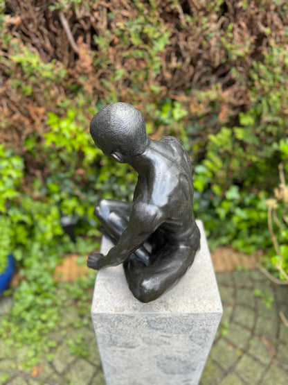 Naked man sitting in bronze - Interior - Garden statue - 35x25x36cm