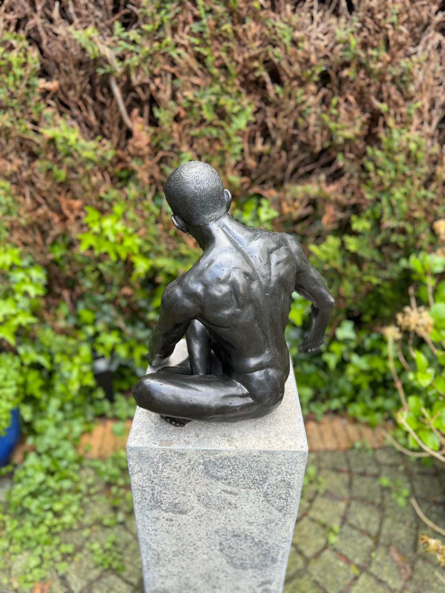 Naked man sitting in bronze - Interior - Garden statue - 35x25x36cm