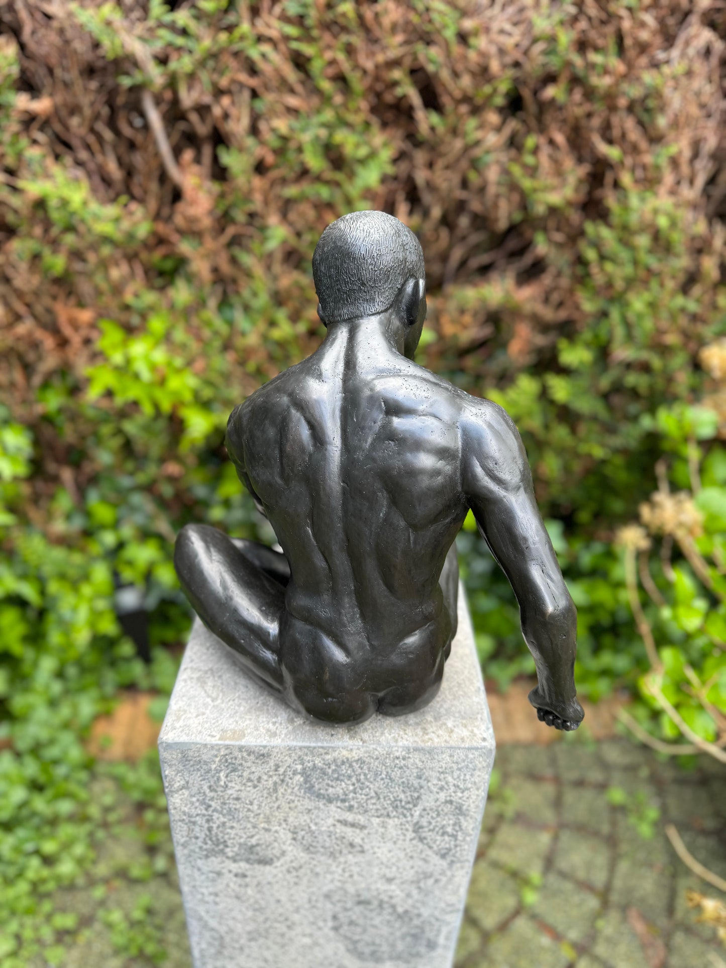 Naked man sitting in bronze - Interior - Garden statue - 35x25x36cm