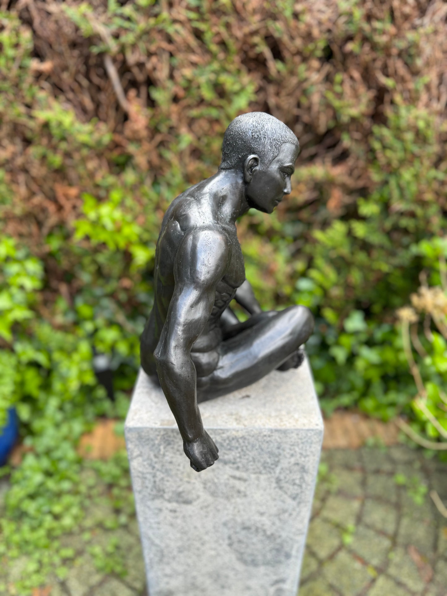 Naked man sitting in bronze - Interior - Garden statue - 35x25x36cm