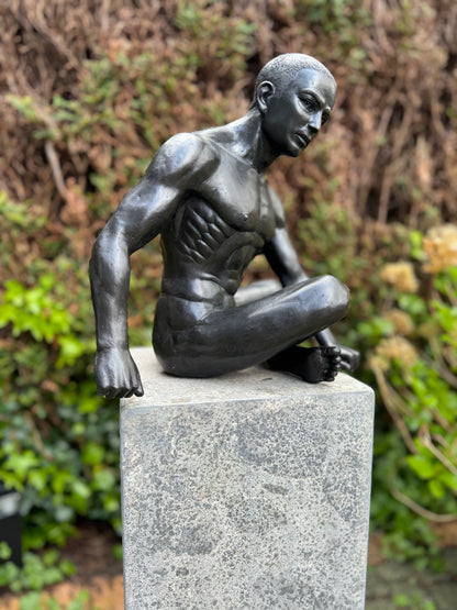 Naked man sitting in bronze - Interior - Garden statue - 35x25x36cm