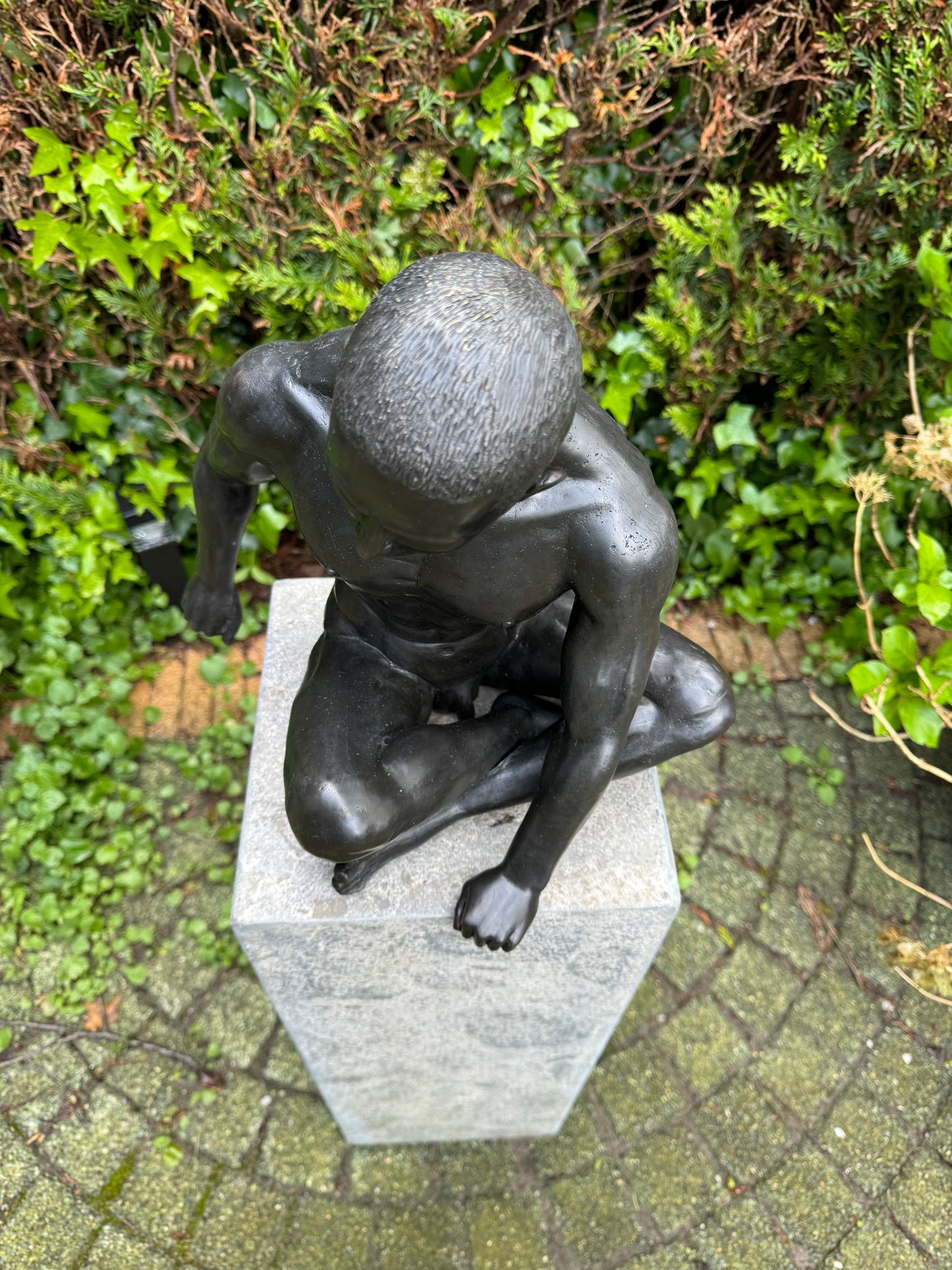 Naked man sitting in bronze - Interior - Garden statue - 35x25x36cm