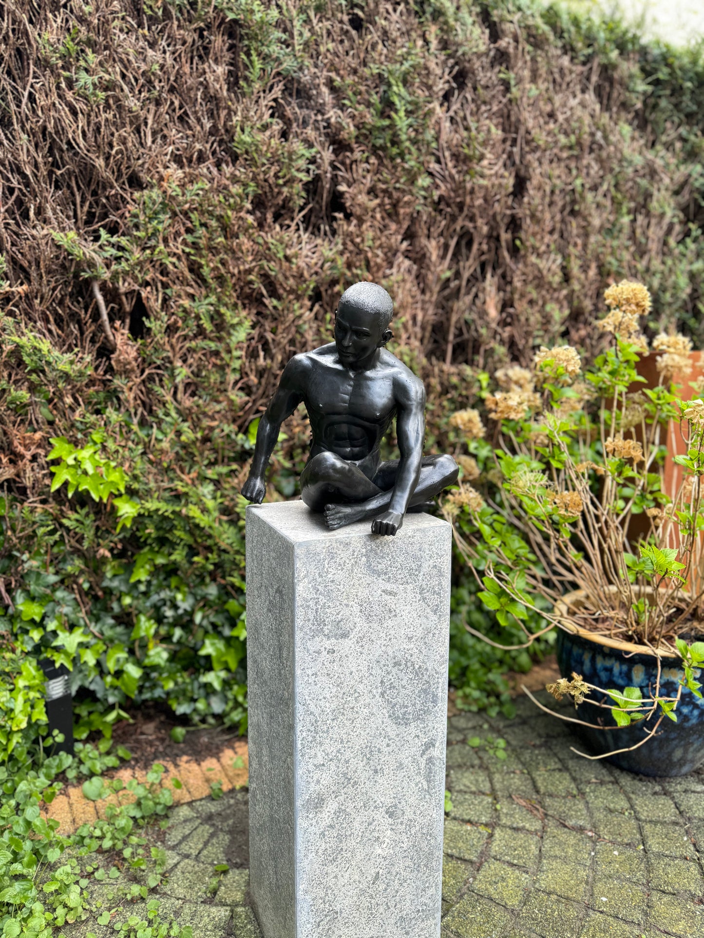 Naked man sitting in bronze - Interior - Garden statue - 35x25x36cm