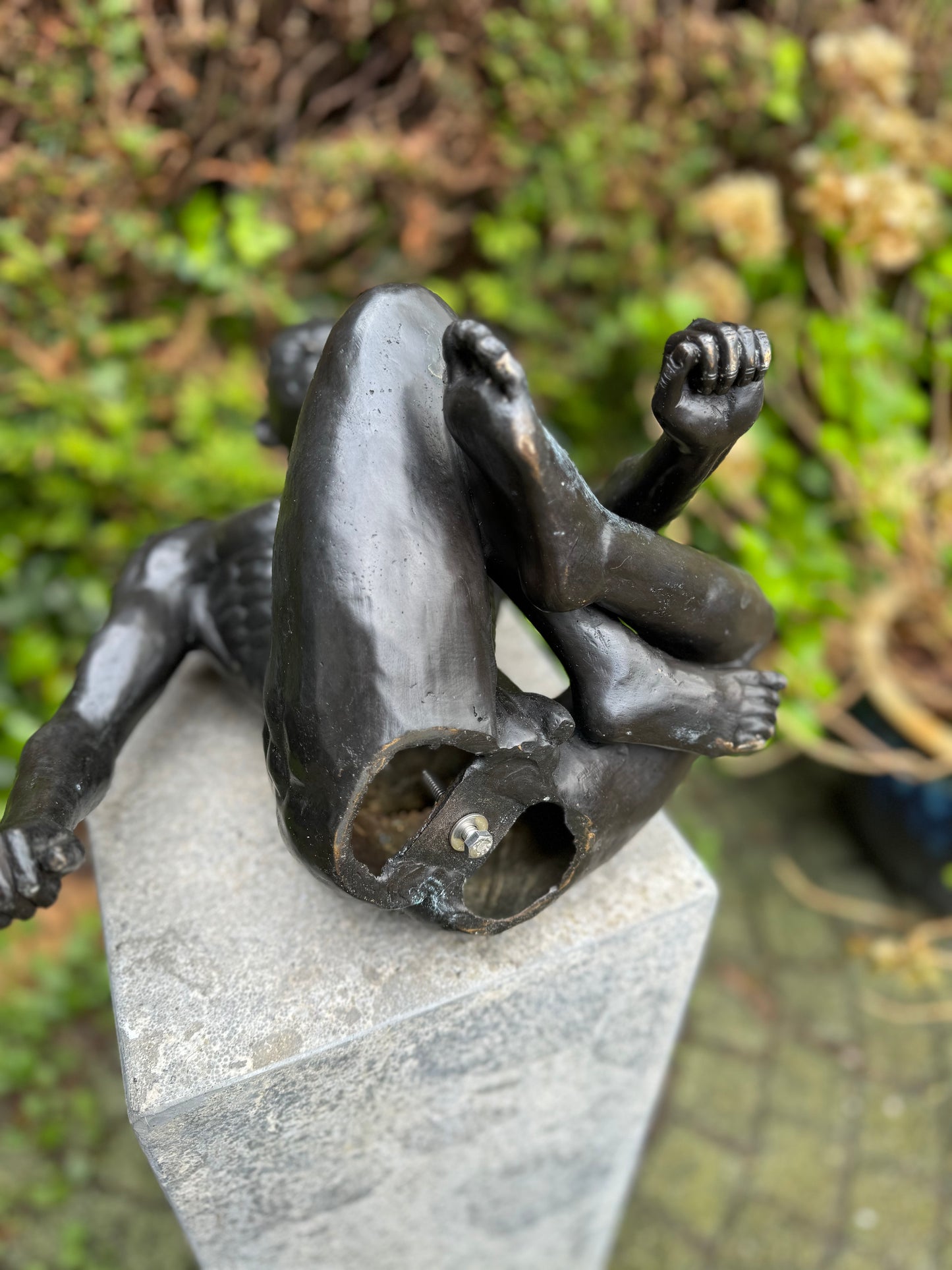 Naked man sitting in bronze - Interior - Garden statue - 35x25x36cm