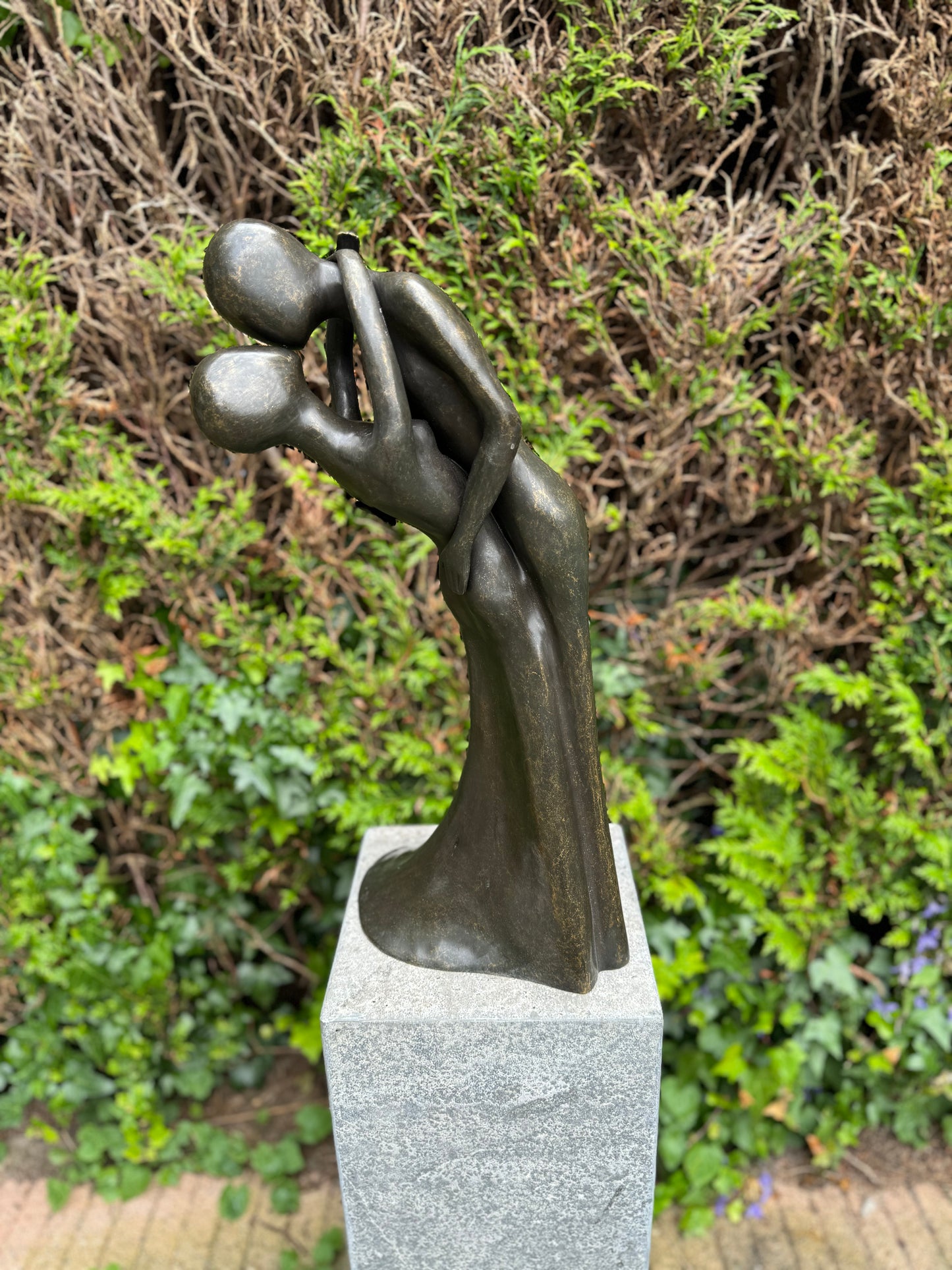 Couple in love dancing in bronze - Garden statue - Interior