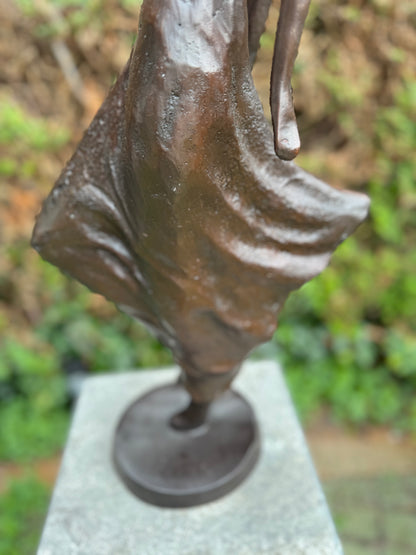 Mulher de bronze com costas curvadas - Estátua de jardim - Interior - 27x14x57cm - 4,5Kg