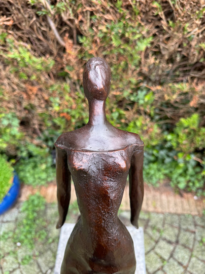 Bronzen vrouw met gebogen rug - Tuinbeeld - Binnen - 27x14x57cm - 4,5 kg