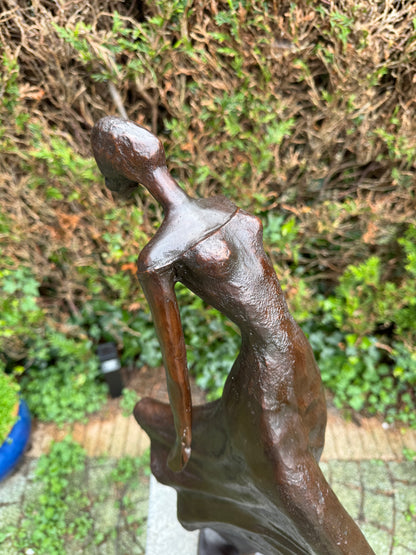 Mulher de bronze com costas curvadas - Estátua de jardim - Interior - 27x14x57cm - 4,5Kg