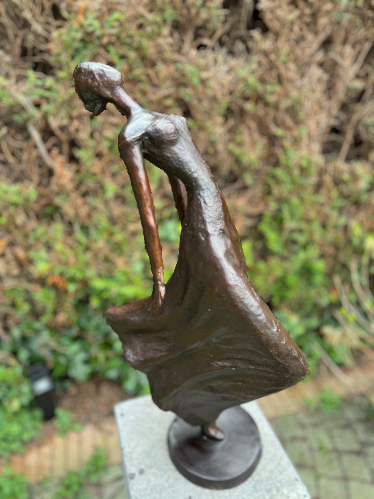 Mulher de bronze com costas curvadas - Estátua de jardim - Interior - 27x14x57cm - 4,5Kg