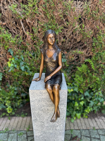 Girl sitting in bronze - Garden statue - Decoration