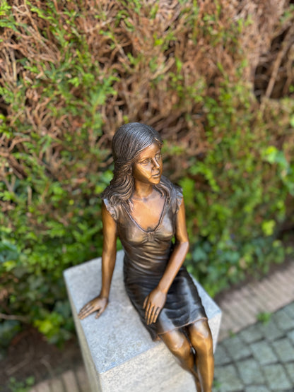 Girl sitting in bronze - Garden statue - Decoration